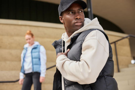 Herren Puffer Weste schwarz mit gleichmäßiger horizontaler Steppung und voluminöser Wattierung. Hüftlanger Schnitt und hochschließendem Kragen, durchgehendem Frontreißverschluss und seitlichen Eingriff Taschen.