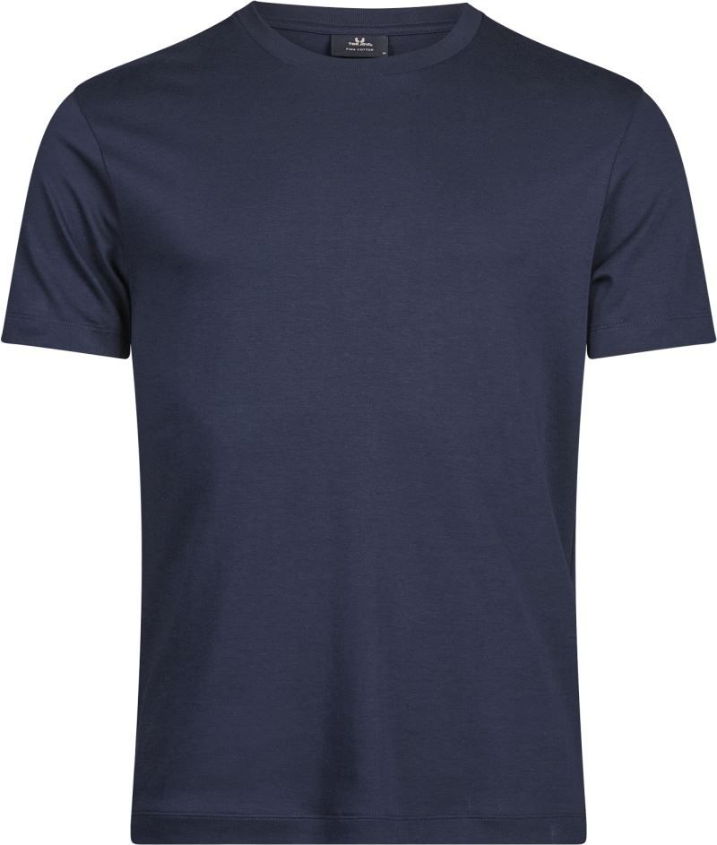 Herren Urban Pima Baumwoll T-Shirt in Navy mit cleanem, einfarbigem Design. Kurzärmeliges Baumwoll-T-Shirt mit Rundhalsausschnitt, geradem Schnitt und schlichtem, modernem Erscheinungsbild.