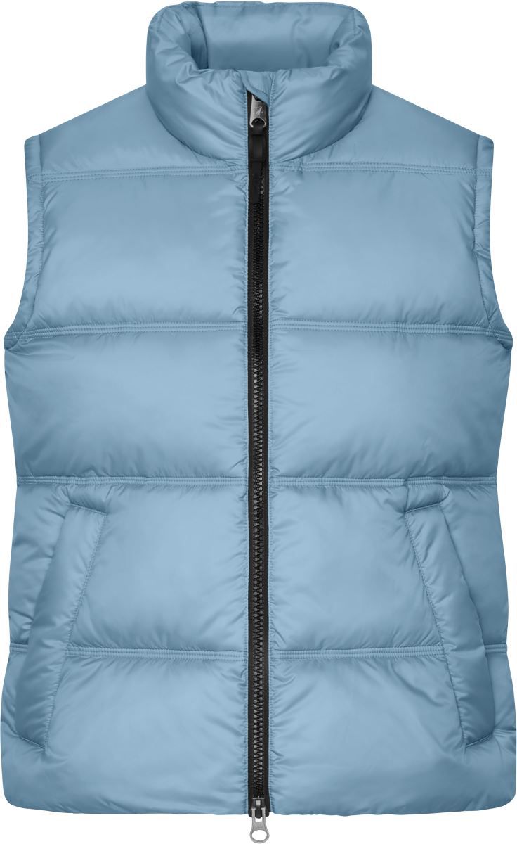 Herren Puffer Weste n Milky Blue mit gleichmäßiger horizontaler Steppung und voluminöser Wattierung. Hüftlanger Schnitt und hochschließendem Kragen, durchgehendem Frontreißverschluss und seitlichen Eingriff Taschen.