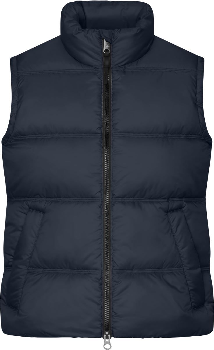 Herren Puffer Weste  Navy Blue mit gleichmäßiger horizontaler Steppung und voluminöser Wattierung. Hüftlanger Schnitt und hochschließendem Kragen, durchgehendem Frontreißverschluss und seitlichen Eingriff Taschen.