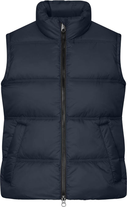 Herren Puffer Weste  Navy Blue mit gleichmäßiger horizontaler Steppung und voluminöser Wattierung. Hüftlanger Schnitt und hochschließendem Kragen, durchgehendem Frontreißverschluss und seitlichen Eingriff Taschen.
