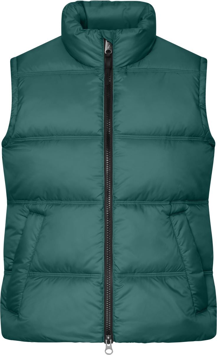 Herren Puffer Weste  Smoky Green  mit gleichmäßiger horizontaler Steppung und voluminöser Wattierung. Hüftlanger Schnitt und hochschließendem Kragen, durchgehendem Frontreißverschluss und seitlichen Eingriff Taschen.