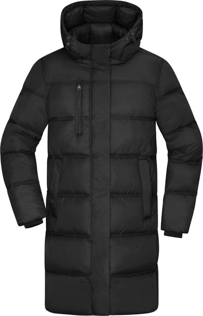 Herren Puffermantel  schwarz mit gleichmäßiger horizontaler Steppung und voluminöser Wattierung. Knielanger Schnitt mit Kapuze, hochschließendem Kragen, durchgehendem Frontreißverschluss und seitlichen Eingriff Taschen.