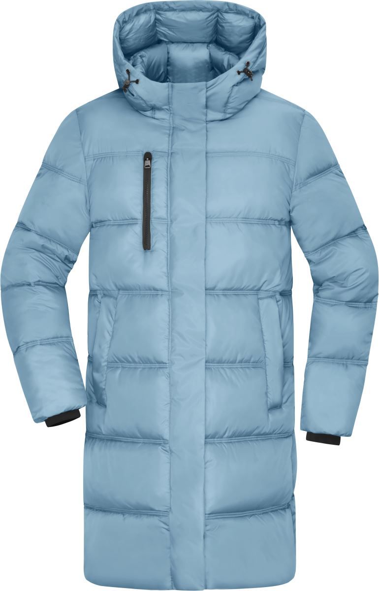 Herren Puffermantel in Milky Blue mit gleichmäßiger horizontaler Steppung und voluminöser Wattierung. Knielanger Schnitt mit Kapuze, hochschließendem Kragen, durchgehendem Frontreißverschluss und seitlichen Eingriff Taschen.