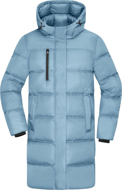 Herren Puffermantel in Milky Blue mit gleichmäßiger horizontaler Steppung und voluminöser Wattierung. Knielanger Schnitt mit Kapuze, hochschließendem Kragen, durchgehendem Frontreißverschluss und seitlichen Eingriff Taschen.
