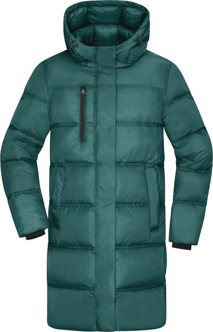 Herren Puffermantel  in Smoky Green mit gleichmäßiger horizontaler Steppung und voluminöser Wattierung. Knielanger Schnitt mit Kapuze, hochschließendem Kragen, durchgehendem Frontreißverschluss und seitlichen Eingriff Taschen.