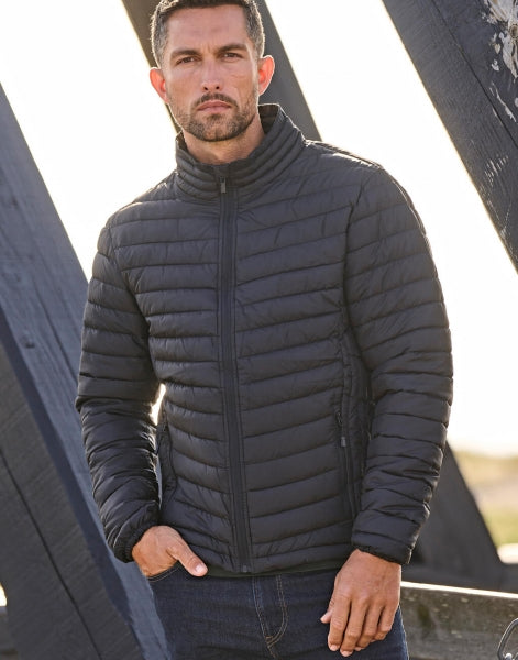 Herren Zeppelin Jacke in Schwarz mit schmaler, horizontaler Steppung über Vorderseite, Rücken und Ärmel. Körpernah geschnitten mit hohem Stehkragen, durchgehendem Reißverschluss und dezent integrierten Seitentaschen.