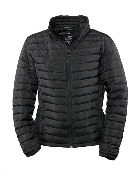 Herren Zeppelin Jacke in Schwarz mit schmaler, horizontaler Steppung über Vorderseite, Rücken und Ärmel. Körpernah geschnitten mit hohem Stehkragen, durchgehendem Reißverschluss und dezent integrierten Seitentaschen.