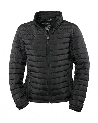 Herren Zeppelin Jacke in Schwarz mit schmaler, horizontaler Steppung über Vorderseite, Rücken und Ärmel. Körpernah geschnitten mit hohem Stehkragen, durchgehendem Reißverschluss und dezent integrierten Seitentaschen.