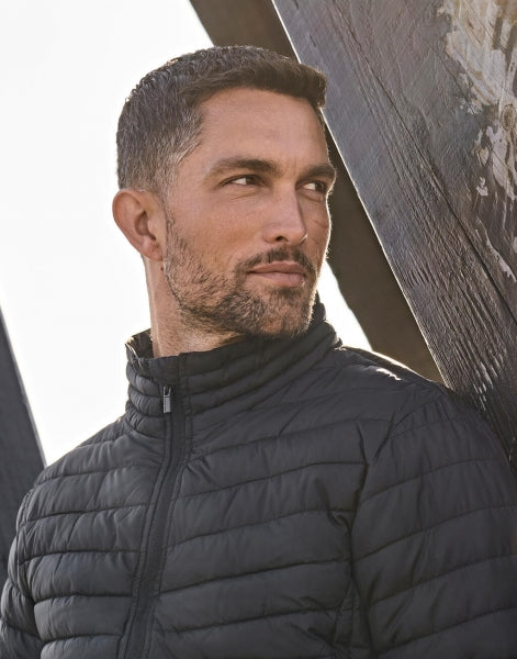 Herren Zeppelin Jacke in Schwarz mit schmaler, horizontaler Steppung über Vorderseite, Rücken und Ärmel. Körpernah geschnitten mit hohem Stehkragen, durchgehendem Reißverschluss und dezent integrierten Seitentaschen.