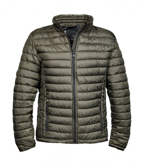 Herren Zeppelin Jacke in Dark Olive mit schmaler, horizontaler Steppung über Vorderseite, Rücken und Ärmel. Körpernah geschnitten mit hohem Stehkragen, durchgehendem Reißverschluss und dezent integrierten Seitentaschen.
