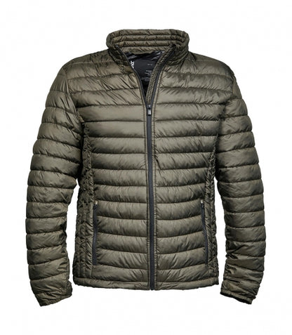 Herren Zeppelin Jacke in Dark Olive mit schmaler, horizontaler Steppung über Vorderseite, Rücken und Ärmel. Körpernah geschnitten mit hohem Stehkragen, durchgehendem Reißverschluss und dezent integrierten Seitentaschen.