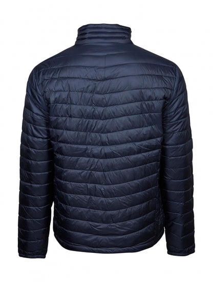 Herren Zeppelin Jacke in Deep Navy mit schmaler, horizontaler Steppung über Vorderseite, Rücken und Ärmel. Körpernah geschnitten mit hohem Stehkragen, durchgehendem Reißverschluss und dezent integrierten Seitentaschen.