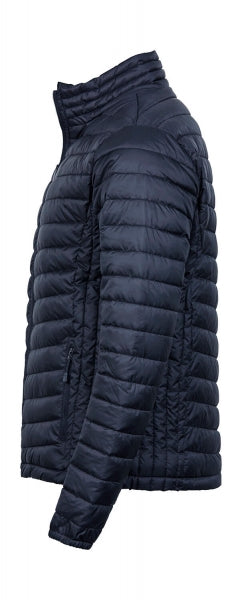 Herren Zeppelin Jacke in Deep Navy 
mit schmaler, horizontaler Steppung über Vorderseite, Rücken und Ärmel. Körpernah geschnitten mit hohem Stehkragen, durchgehendem Reißverschluss und dezent integrierten Seitentaschen.