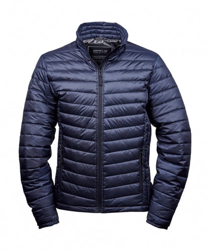 Herren Zeppelin Jacke in Deep Navy mit schmaler, horizontaler Steppung über Vorderseite, Rücken und Ärmel. Körpernah geschnitten mit hohem Stehkragen, durchgehendem Reißverschluss und dezent integrierten Seitentaschen.