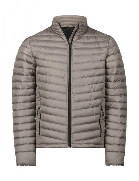 Herren Zeppelin Jacke in Driftwood mit schmaler, horizontaler Steppung über Vorderseite, Rücken und Ärmel. Körpernah geschnitten mit hohem Stehkragen, durchgehendem Reißverschluss und dezent integrierten Seitentaschen.