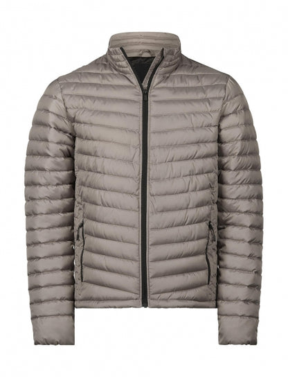 Herren Zeppelin Jacke in Driftwood mit schmaler, horizontaler Steppung über Vorderseite, Rücken und Ärmel. Körpernah geschnitten mit hohem Stehkragen, durchgehendem Reißverschluss und dezent integrierten Seitentaschen.