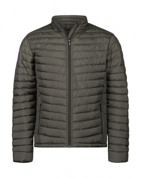 Herren Zeppelin Jacke in Shadow mit schmaler, horizontaler Steppung über Vorderseite, Rücken und Ärmel. Körpernah geschnitten mit hohem Stehkragen, durchgehendem Reißverschluss und dezent integrierten Seitentaschen.