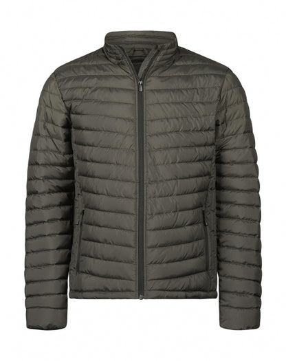 Herren Zeppelin Jacke in Shadow mit schmaler, horizontaler Steppung über Vorderseite, Rücken und Ärmel. Körpernah geschnitten mit hohem Stehkragen, durchgehendem Reißverschluss und dezent integrierten Seitentaschen.
