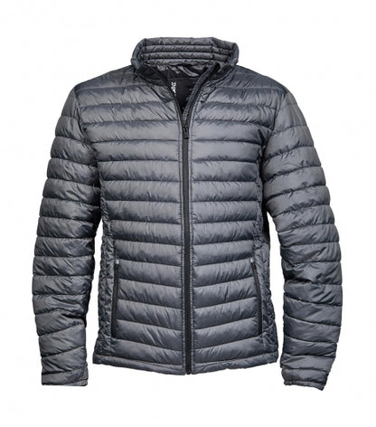 Herren Zeppelin Jacke in Space Grey mit schmaler, horizontaler Steppung über Vorderseite, Rücken und Ärmel. Körpernah geschnitten mit hohem Stehkragen, durchgehendem Reißverschluss und dezent integrierten Seitentaschen. 