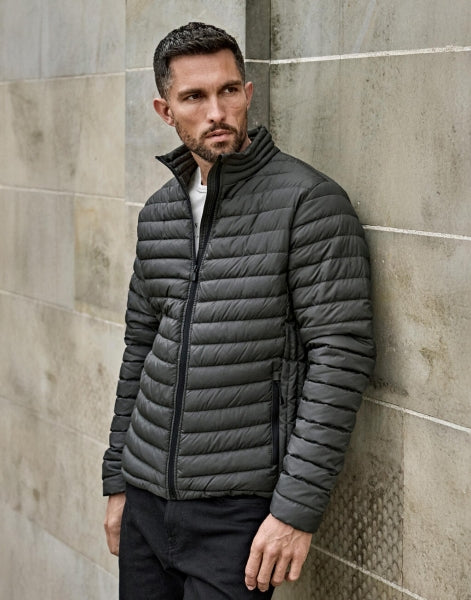 Herren Zeppelin Jacke in Space Grey mit schmaler, horizontaler Steppung über Vorderseite, Rücken und Ärmel. Körpernah geschnitten mit hohem Stehkragen, durchgehendem Reißverschluss und dezent integrierten Seitentaschen.
