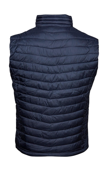 Herren Zeppelin Weste in Deep Navy mit schmaler, horizontaler Steppung über Vorderseite und Rücken. Körpernah geschnitten mit hohem Stehkragen, durchgehendem Reißverschluss und dezent integrierten Seitentaschen.