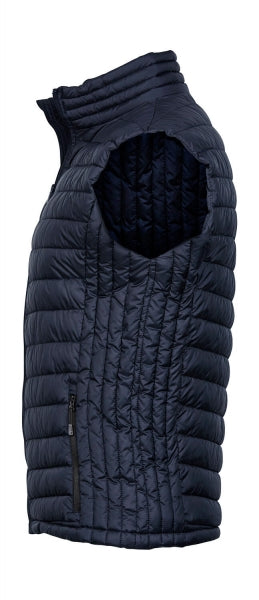 Herren Zeppelin Weste in Deep Navy mit schmaler, horizontaler Steppung über Vorderseite und Rücken. Körpernah geschnitten mit hohem Stehkragen, durchgehendem Reißverschluss und dezent integrierten Seitentaschen.