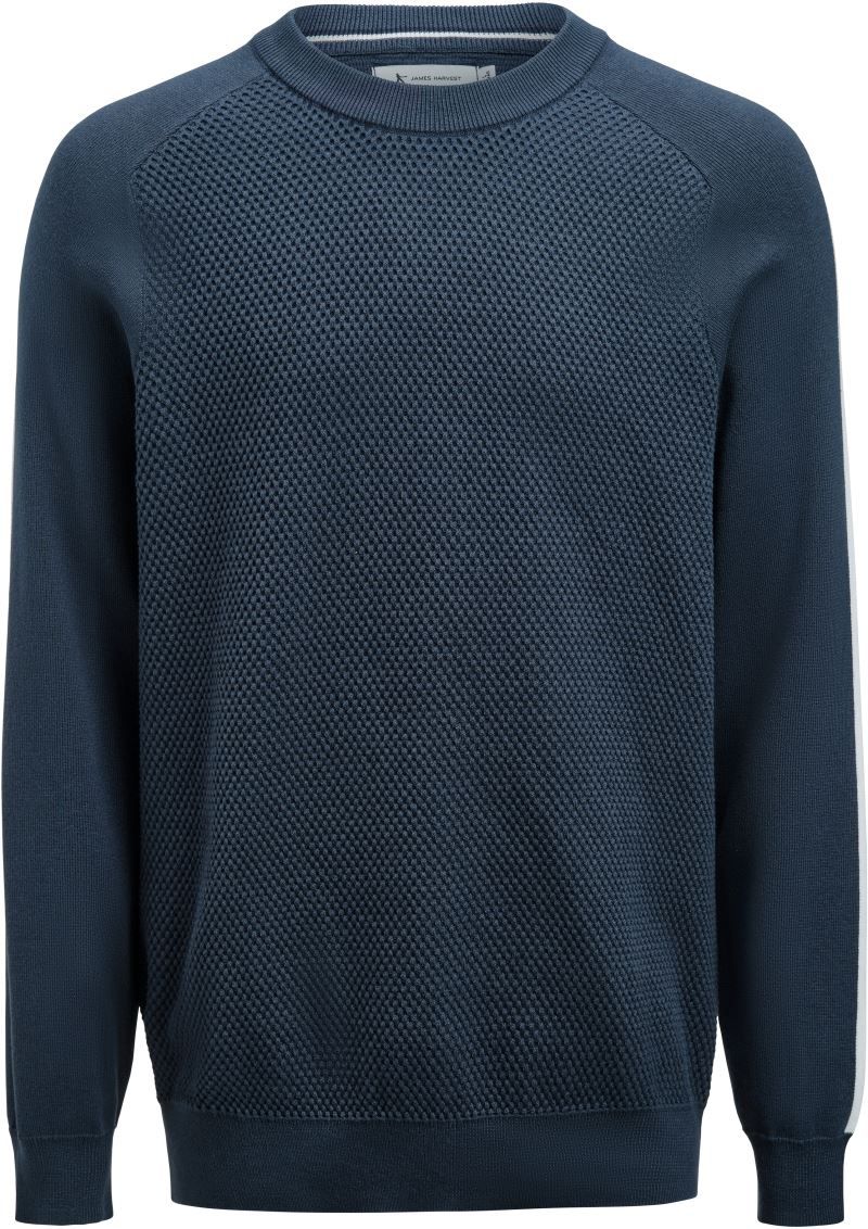 der Herren Scarsdale Sweater in Cosmos Blau ist auf der Vorder- und Rückseite aus speziellem strukturierten Strick, breiter Rundhalsausschnitt aus Rippstrick, Raglanärmel, Streifen in Kontrastfarbe an Schultern und Ärmel