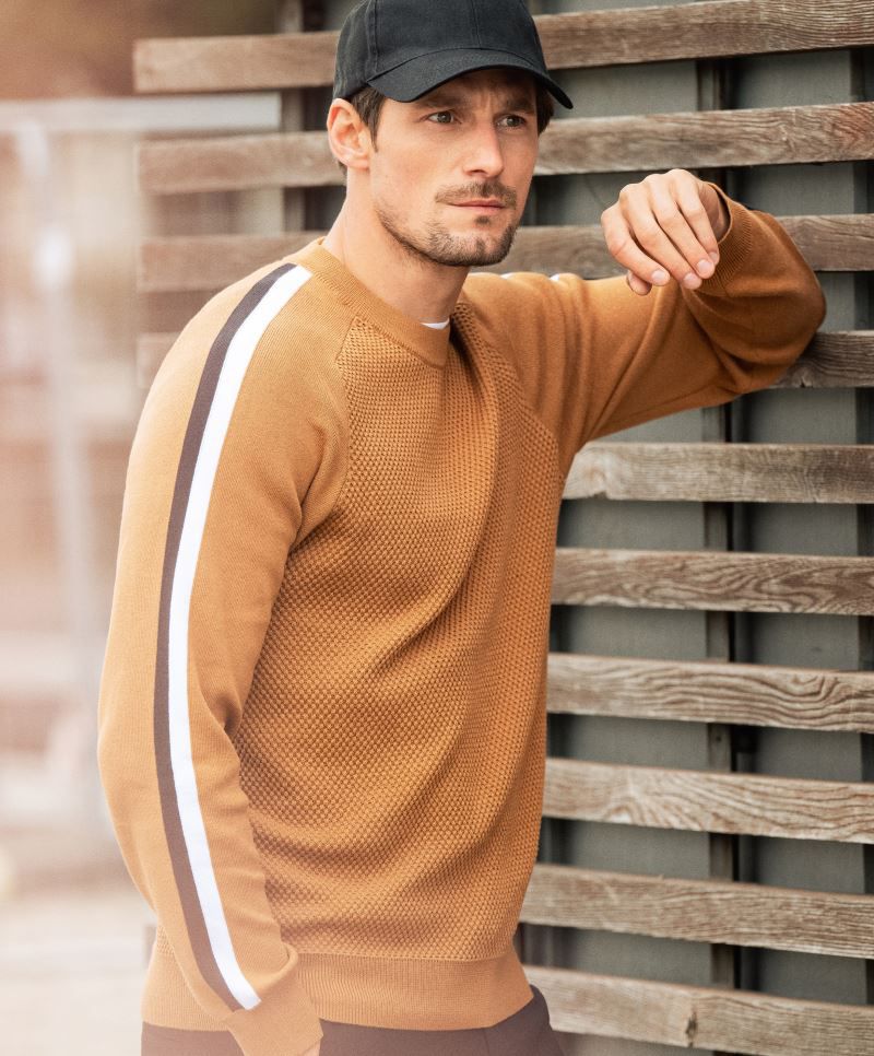 der Herren Scarsdale Sweater in Hazel ist auf der Vorder- und Rückseite aus speziellem strukturierten Strick, breiter Rundhalsausschnitt aus Rippstrick, Raglanärmel, Streifen in Kontrastfarbe an Schultern und Ärmel