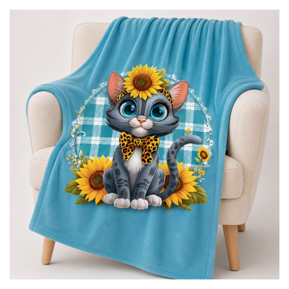 Kuscheldecke Sophia mit grauer Katze, Sonnenblumen und türkisem Hintergrund sowie türkisgrünem und weißem Karomuster