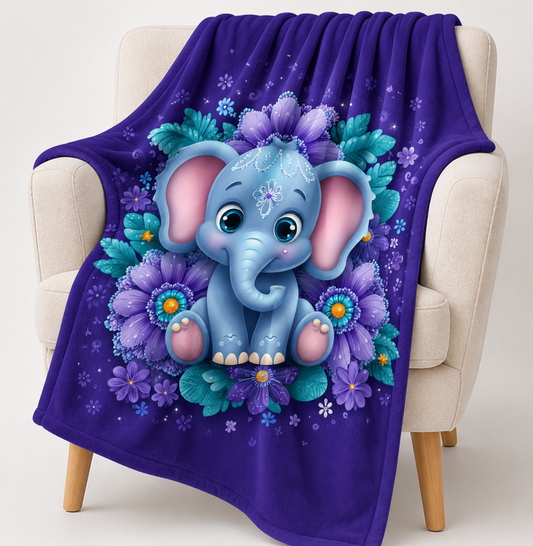 Personalisierbare Kuscheldecke Nelli für Kinder mit blauem Elefanten, violetten Blumen und individuellem Namen