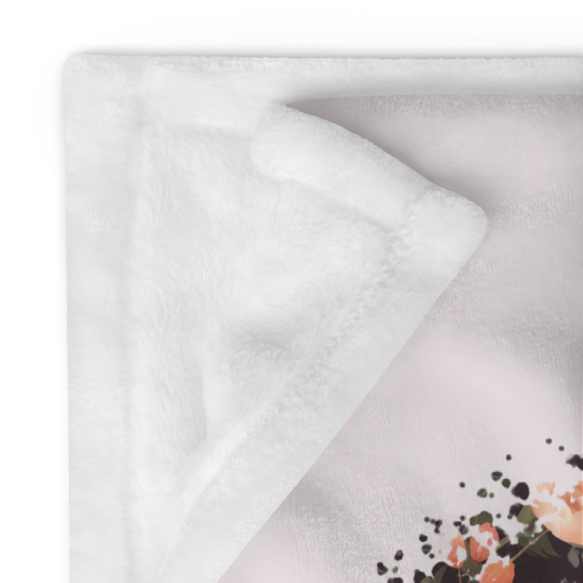 „Hellbeige Kuscheldecke mit einem sitzenden braunen Teddybären in der Mitte, umgeben von einem kreisförmigen Kranz aus dunklen Zweigen und Blüten in Creme-, Beige- und Apricottönen.“