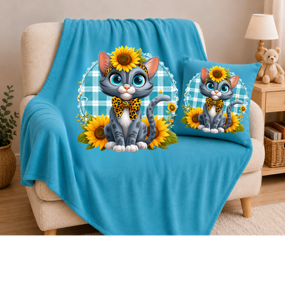 Kuschelkissen Sophia mit grauer Katze, Sonnenblumen und türkisem Karomuster sowie petrolgrünem Hintergrund