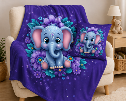 Personalisierbare Kuscheldecke Nelli für Kinder mit blauem Elefanten, violetten Blumen und individuellem Namen