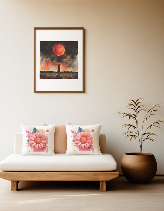 Dekorative Kissenbezüge mit einer großen rosa Gerbera-Blüte und geometrischen Formen auf weißem Grund, platziert auf einem Sofa im Japandi Stil.