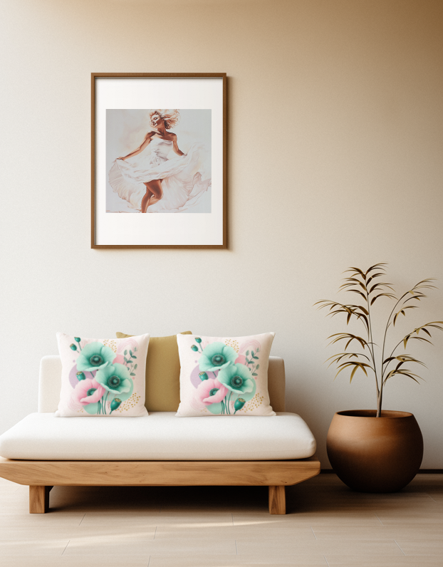 Dekorative Kissenbezüge mit kunstvollen Mohnblüten in Türkis und Rosa auf cremefarbenem Hintergrund, platziert auf einem Sofa im Japandi Stil.