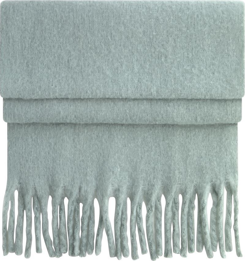 Oversized Schal für Damen in Dusty Green aus weichem, voluminösem Material mit leicht strukturierter Oberfläche, breiter Form und langen, dicht gesetzten Fransen an beiden Enden.