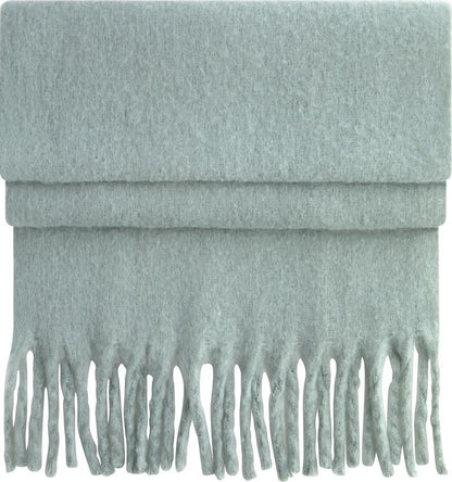 Oversized Schal für Damen in Dusty Green aus weichem, voluminösem Material mit leicht strukturierter Oberfläche, breiter Form und langen, dicht gesetzten Fransen an beiden Enden.