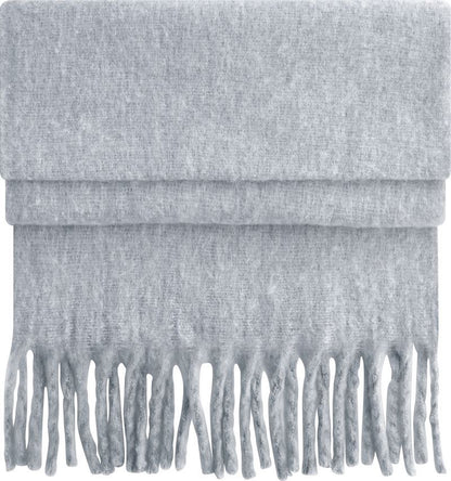 Oversized Schal für Damen in Heather Grey aus weichem, voluminösem Material mit leicht strukturierter Oberfläche, breiter Form und langen, dicht gesetzten Fransen an beiden Enden.