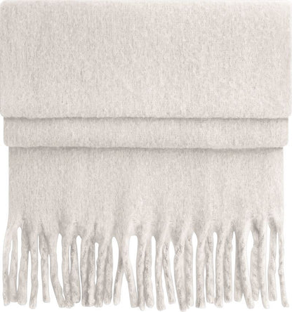 Oversized Schal für Damen in Natural Stone  aus weichem, voluminösem Material mit leicht strukturierter Oberfläche, breiter Form und langen, dicht gesetzten Fransen an beiden Enden.