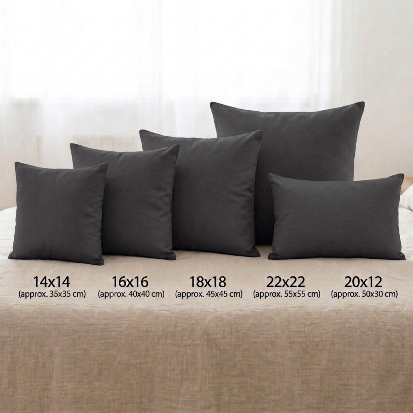 Unifarbener Kissenbezug aus 100 % Baumwolle in Anthrazit, quadratisch aufgestellt. Erhältlich in den 5 Größen 35x35 cm (14"x14"), 40x40 cm (16"x16"), 45x45 cm (18"x18"), 55x55 cm (22"x22") sowie als Lendenkissen in 50x30 cm (20"x12").