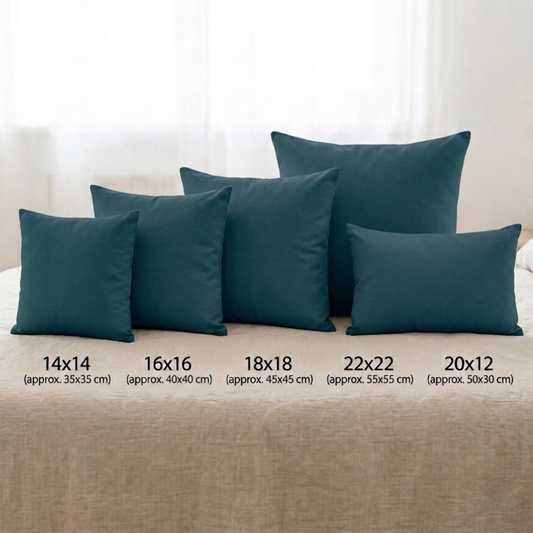 Unifarbener Kissenbezug aus 100 % Baumwolle in dunkel Petrol, quadratisch aufgestellt. Erhältlich in den 5 Größen 35x35 cm (14"x14"), 40x40 cm (16"x16"), 45x45 cm (18"x18"), 55x55 cm (22"x22") sowie als Lendenkissen in 50x30 cm (20"x12").