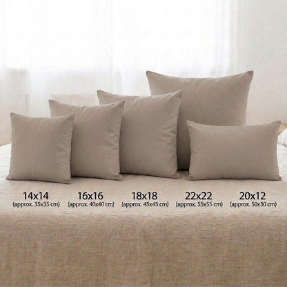 Unifarbener Kissenbezug aus 100 % Baumwolle in Ivory, quadratisch aufgestellt. Erhältlich in den 5 Größen 35x35 cm (14"x14"), 40x40 cm (16"x16"), 45x45 cm (18"x18"), 55x55 cm (22"x22") sowie als Lendenkissen in 50x30 cm (20"x12").