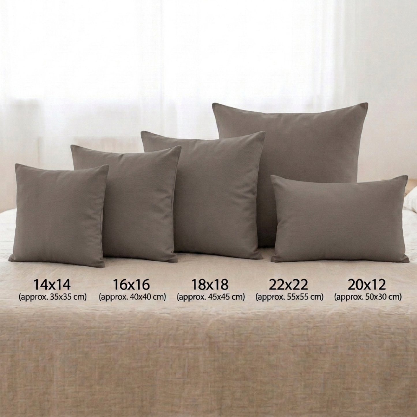 Unifarbener Kissenbezug aus 100 % Baumwolle in Greige, quadratisch aufgestellt. Erhältlich in den 5 Größen 35x35 cm (14"x14"), 40x40 cm (16"x16"), 45x45 cm (18"x18"), 55x55 cm (22"x22") sowie als Lendenkissen in 50x30 cm (20"x12").