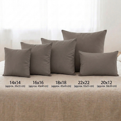 Unifarbener Kissenbezug aus 100 % Baumwolle in Greige, quadratisch aufgestellt. Erhältlich in den 5 Größen 35x35 cm (14"x14"), 40x40 cm (16"x16"), 45x45 cm (18"x18"), 55x55 cm (22"x22") sowie als Lendenkissen in 50x30 cm (20"x12").