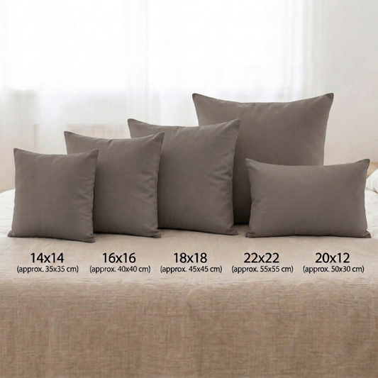 Unifarbener Kissenbezug aus 100 % Baumwolle in Greige, quadratisch aufgestellt. Erhältlich in den 5 Größen 35x35 cm (14"x14"), 40x40 cm (16"x16"), 45x45 cm (18"x18"), 55x55 cm (22"x22") sowie als Lendenkissen in 50x30 cm (20"x12").