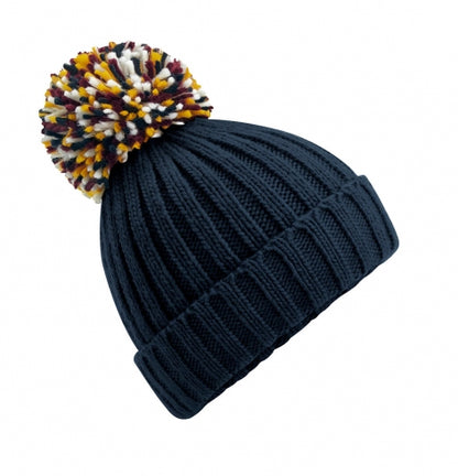 Unisex Strickmütze in French Navy mit  einem Bommel in drei unterschiedlichen Farben: Dunkelbau, Mustard und weiß sowie mit  breitem Umschlag und strukturiertem Strickmuster.