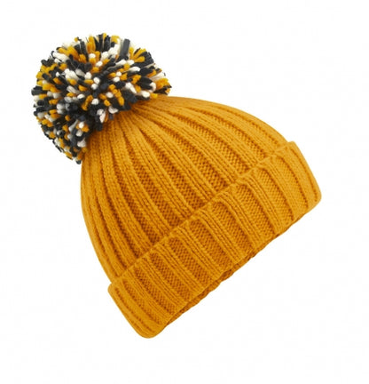 Unisex Strickmütze in Mustard mit Bommel in drei unterschiedlichen Farben: Mustard, dunkelgrau und weiß sowie mit  breitem Umschlag und strukturiertem Strickmuster.
