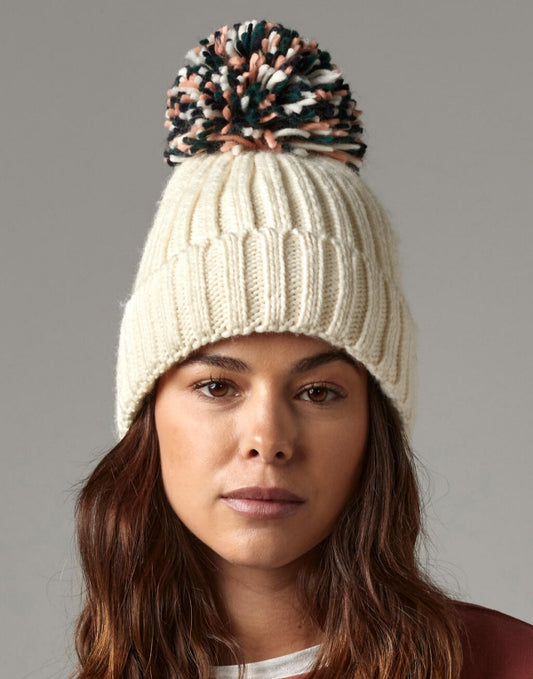 Unisex Strickmütze mit Bommel in Off White mit drei unterschiedlichen Farben mit breitem Umschlag und strukturiertem Strickmuster.
