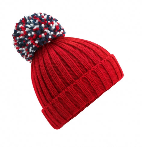 Unisex Strickmütze in Rot  mit Bommel in drei unterschiedlichen Farben: Rot, dunkelblau und weiß sowie mit  breitem Umschlag und strukturiertem Strickmuster.